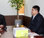 권영세 장관, 양준혁 이사장 면담