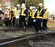 오봉역 철도노동자 사망 사고현장 둘러보는 이재명 대표