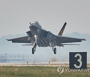 KF-21 2호기 첫비행 성공 영상공개…안정적 이륙·착지