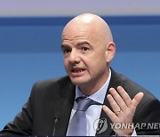 인판티노 FIFA 회장, 3연임 유력…차기 선거 단독출마