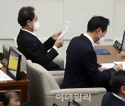 [포토] 서울시의회 참석한 오세훈 시장과 조희연 교육감