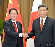 [포토] 악수하는 기시다와 시진핑