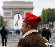 프리기아 모자 착용한 프랑스 남성