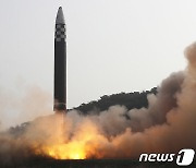 北 ICBM 추정 장거리미사일 발사… 연이틀 '도발'(상보)