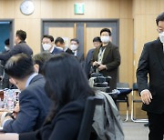 금융시장 안정성 점검 토론회 참석하는 이재명 대표