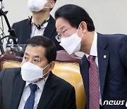 논의하는 박대출 기재위원장과 류성걸 여당 간사