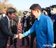 정몽규 축구협회장과 악수하는 김진표 국회의장
