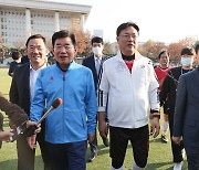 여야 국회의원 친선 축구 경기 참석하는 김진표 국회의장