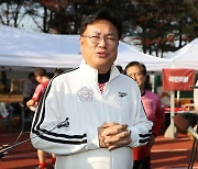 축구 경기 취지 설명하는 정진석 비대위원장