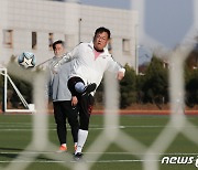 축구 경기 연습하는 정진석 비대위원장