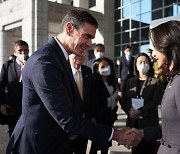 산체스 스페인 총리와 악수하는 김건희 여사