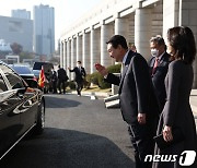 스페인 총리 직접 배웅하는 윤 대통령 부부