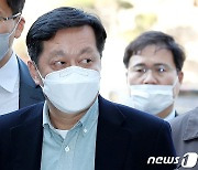 '李측근' 정진상 영장심사 8시간10분 만에 끝…구속여부 내일 결정
