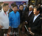 여야 국회의원 축구대회에서 대화하는 김진표-정진석-정몽규