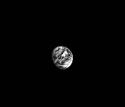 [지금은 우주-포토] 아르테미스I, 달로 비행중 지구 찍다