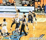 [JB포토] KCC와 LG 경기 점프볼