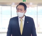 尹 “MBC, 동맹 이간질·악의적”…기자·비서관 설전도