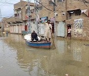 파키스탄 남부서 '배수로'에 밴 추락…"20명 이상 사망"