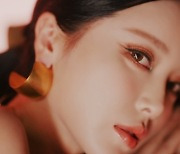 홍진영, 팝으로 컴백…타이틀곡 ‘Girl in the mirror’ 글로벌 프로젝트 1차 티저 공개