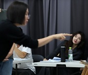 연극 '광부화가들' 문소리 연기 바라보는 배우 송선미