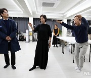 연극 '광부화가들' 연습하는 배우 민성욱-문소리-정석용