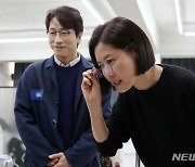 연극 '광부화가들' 배우 문소리와 민성욱