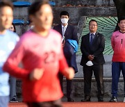 축구경기 지켜보는 김진표 국회의장