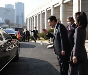 스페인 총리 배웅하는 윤석열 대통령 내외