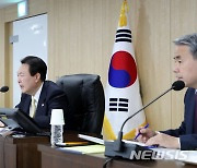 尹, ICBM 쏜 北에 "압도적 대응 능력, 오판 않길"…한미일 긴급회동