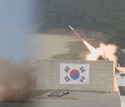 북한 '괴물 ICBM' 미사일 도발…한미는 타격훈련 '맞불'