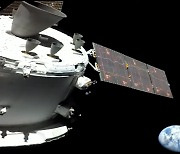 [우주를 보다] 아르테미스 1호 우주선이 보낸 첫 ‘셀카’ 이미지