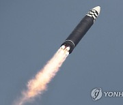 [속보] 日 "북한 미사일 日 EEZ 내 낙하 가능성"