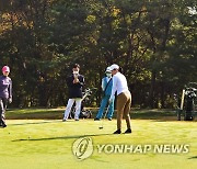 북한 가을철 골프애호가 경기의 한 장면