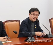 기자간담회에서 발언하는 김성환 정책위의장