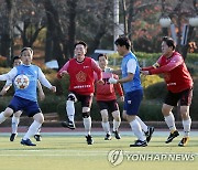 "진 팀이 예산안 양보?"…여야, 대립속 22년만에 친선 축구대회(종합)