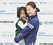 [Ms포토] '팀 킴' 스킵 김은정 "서호야~엄마 우승했어"