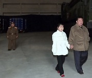 김정은, 딸 대동해 ICBM 발사 지휘…"핵에는 핵으로 대답"