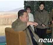 北, 김정은 자녀 전격 대외 공개…ICBM 발사장에 딸 등장