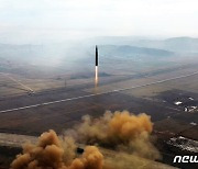 북한, 신형 ICBM '화성포-17형' 시험발사…김정은이 현장 지휘