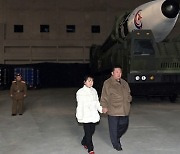 북한, 김정은 딸 첫 대외 공개…ICBM 발사 현장에 등장