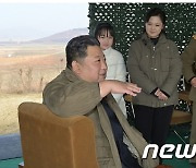 처음으로 공개된 북한 김정은의 딸…ICBM 발사장 찾아