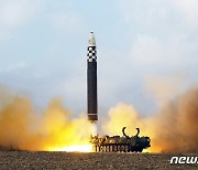 북한, 신형 ICBM '화성포-17형' 발사…김정은이 현장에서 지휘