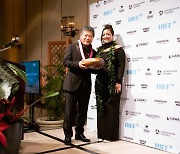 아이유의 '브로커' 하와이 국제영화제 수상 이어 폐막작 장식