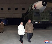 딸 앞에서 ICBM 쏜 김정은… 외신 “4대세습 상징적 그림”