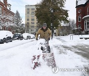 1.7m `사람 키높이` 폭설…美뉴욕주 서부서 눈 치우다 2명 사망