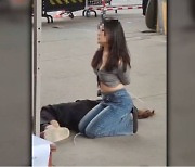 "마스크 안 써?" 中여성 2명 손발 묶은 채 무릎 꿇려 논란
