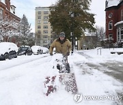 '1.7m' 폭설 내린 美 뉴욕주 마비…눈 치우다 2명 사망