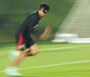[Photo News] Injured star Son Heung-min trains for FIFA World Cup in Qatar