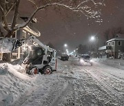 “눈 치우다 2명 과로사”…미 뉴욕주 1.7m 폭풍설에 교통 마비됐다