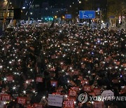 한강대로서 맞붙은 보수·진보…“윤석열 퇴진” vs “문재인 이재명 구속”